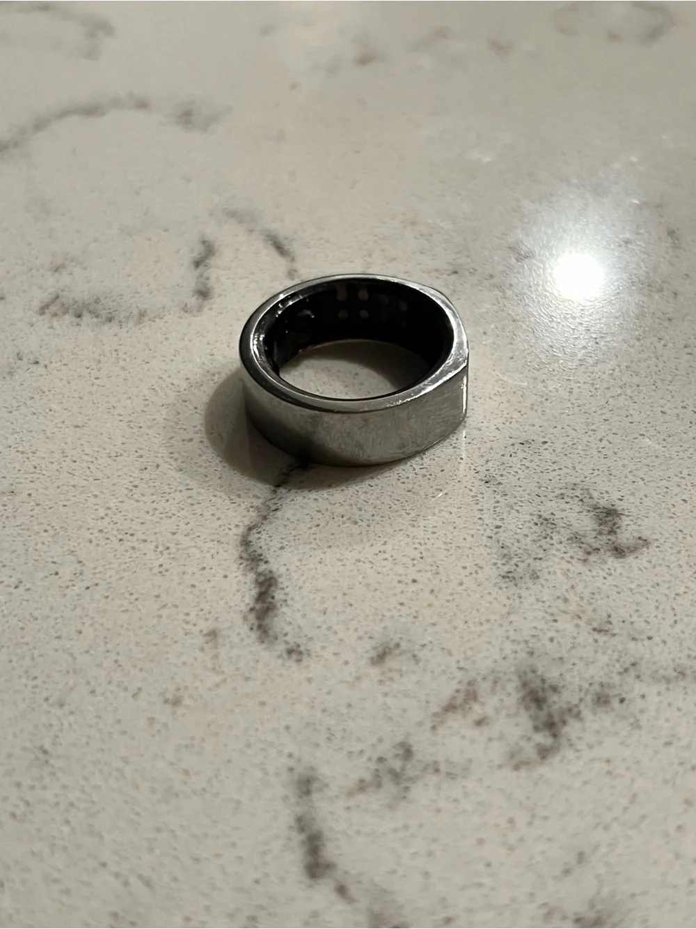 Oura Ring Gen 3 Heritage Silver, Size 8 - Picture 5 of 8